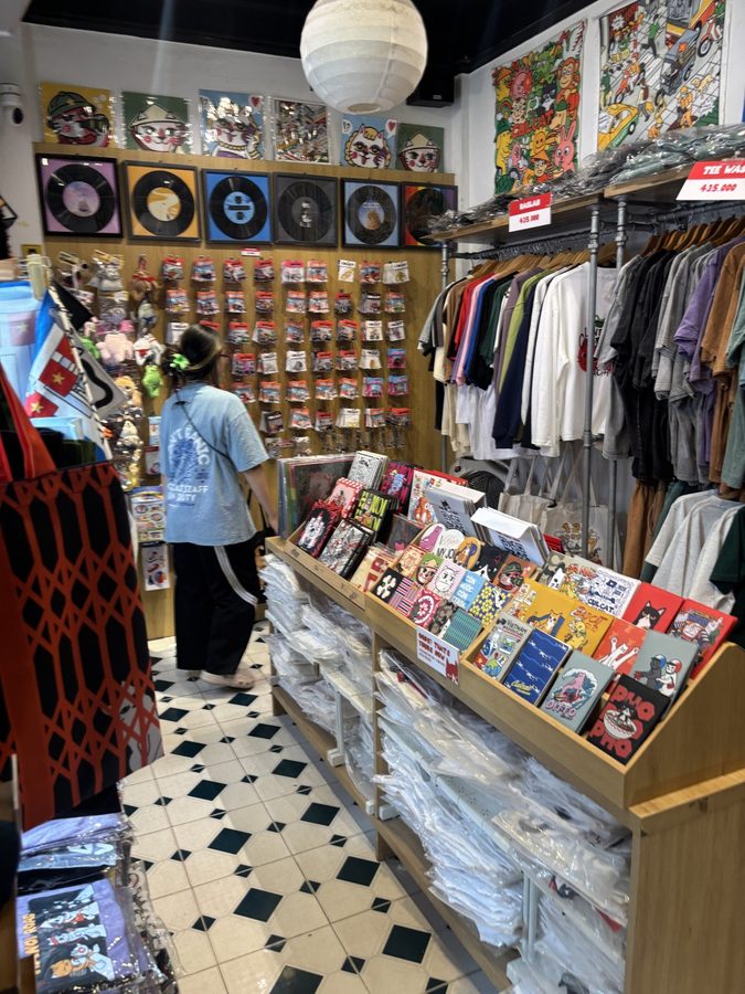 CULCAT(Đinh Liệt)のポストカードとTシャツの店内(ハノイ)