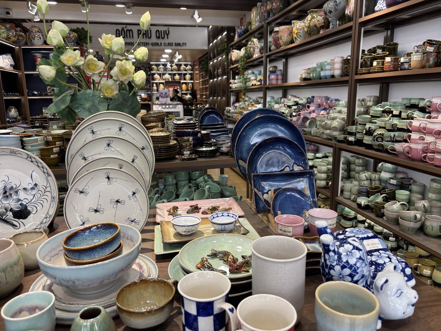 Gốm Phú Quýの店内・商品(ハノイ)